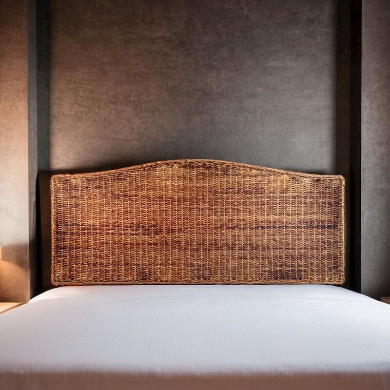 FurniFact Elegant Brown Queen Size Headboard with Coastal Design for a Stylish Bedroom