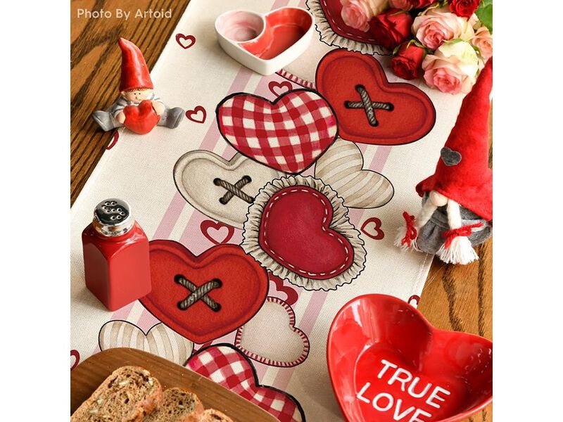 Artoid Mode Heart-Shaped Buttons Valentine's Day Table Runner