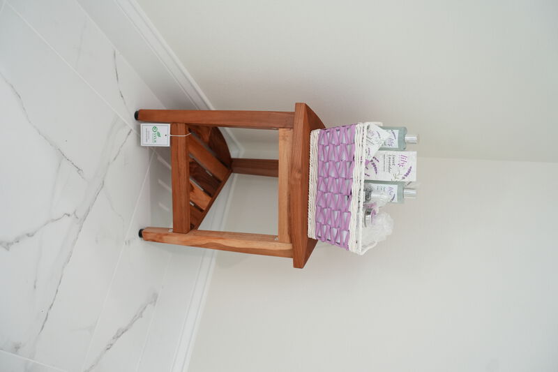 EcoDecors SnazzyCorner 18"H Teak Wood Curved Corner Shower Bench with Shelf in EarthyTeak Finish