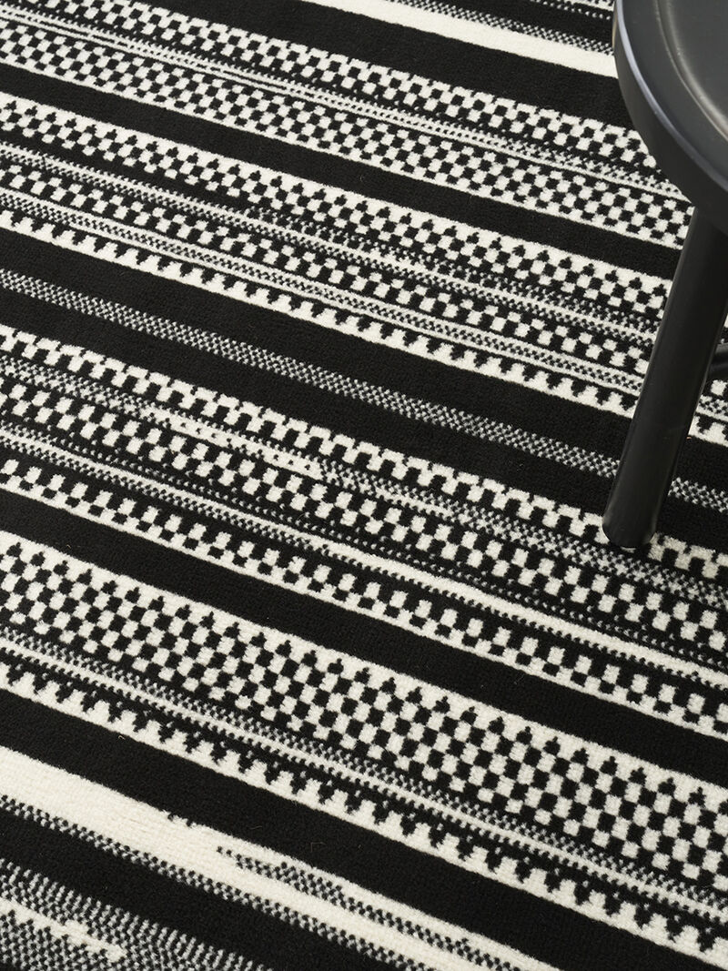 Grafix GRF41 Black/White 5'3" x 7'3" Rug