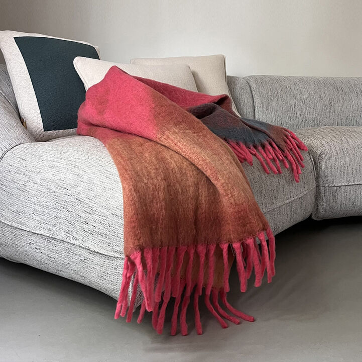 Cushion 100%wool triangle