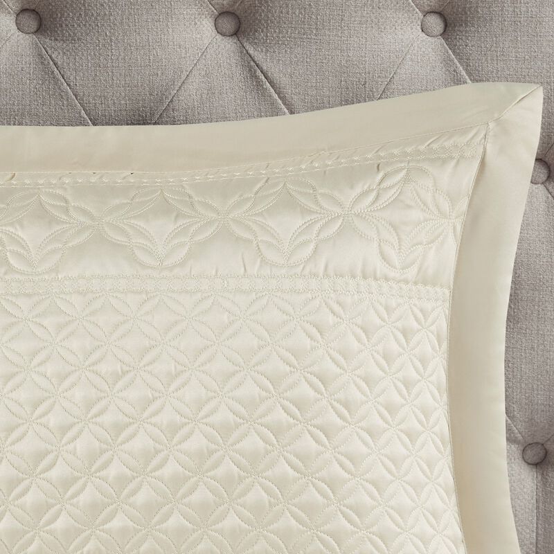 Gracie Mills Carney 3-Piece Neoclassical-inspired Quilt Set