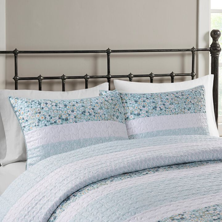 Gracie Mills Glenn Coastal Breeze 5-Piece Seersucker Comforter Ensemble with Coordinating Throw Pillows