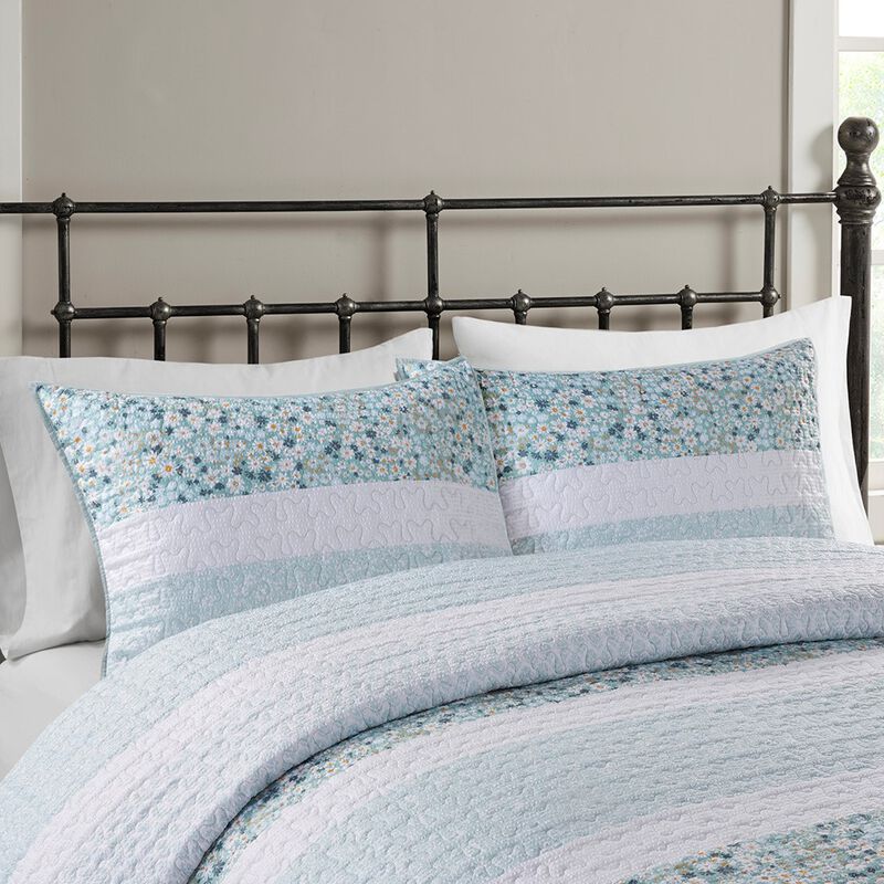 Gracie Mills Glenn Coastal Breeze 5-Piece Seersucker Comforter Ensemble with Coordinating Throw Pillows