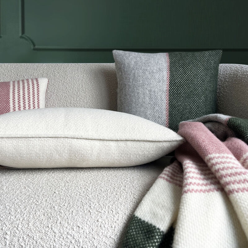 Festivity wool throw dawn pink