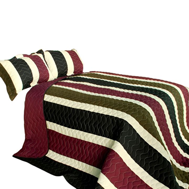 Full Queen Cry Wolf 3 Piece Patchwork Quilt Set with Vermicelli Quilting