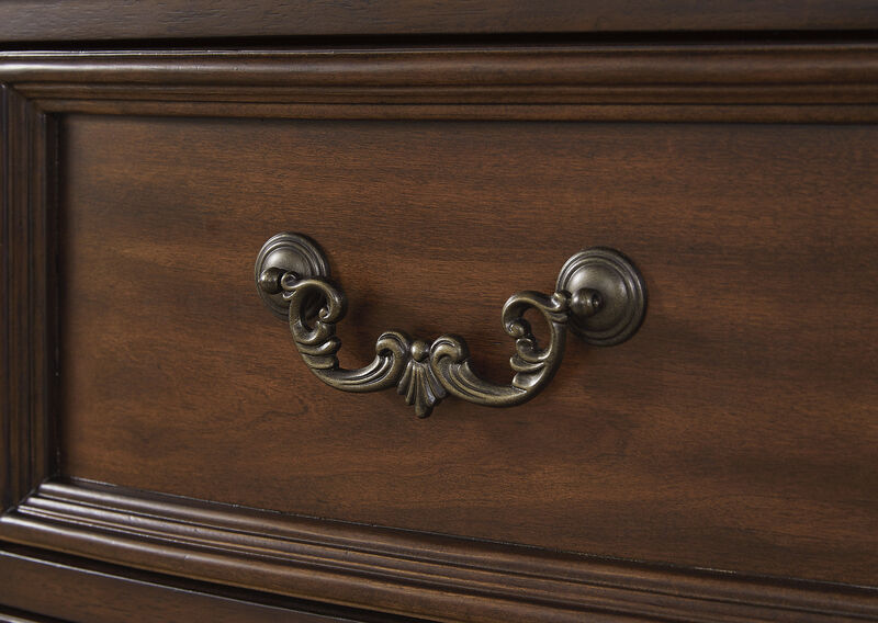 Lavinton Chest of Drawers image number 4