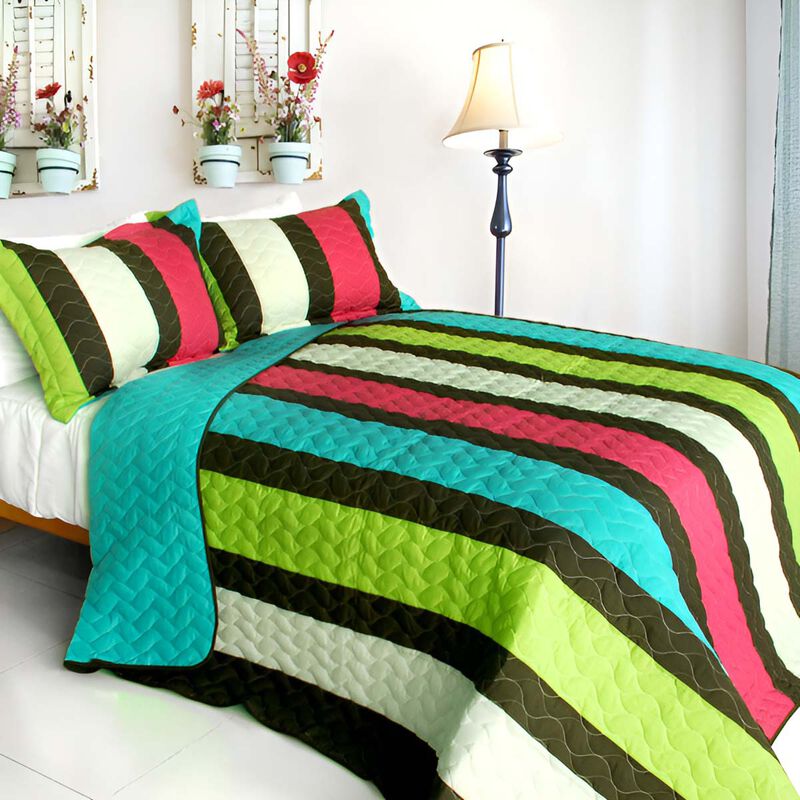 Full Queen Cry Wolf 3 Piece Patchwork Quilt Set with Vermicelli Quilting image number 0