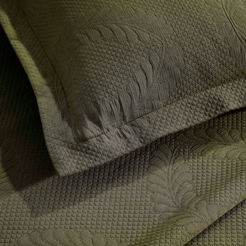 Lightweight 3-Piece Matelasse Bedspread Set Floral Wreath Design image number 2