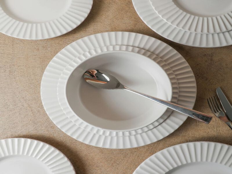 Christian Siriano Lusso 16-Piece Dinnerware Set Stoneware, White