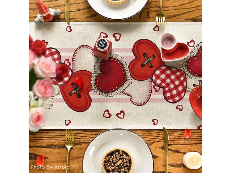Artoid Mode Heart-Shaped Buttons Valentine's Day Table Runner