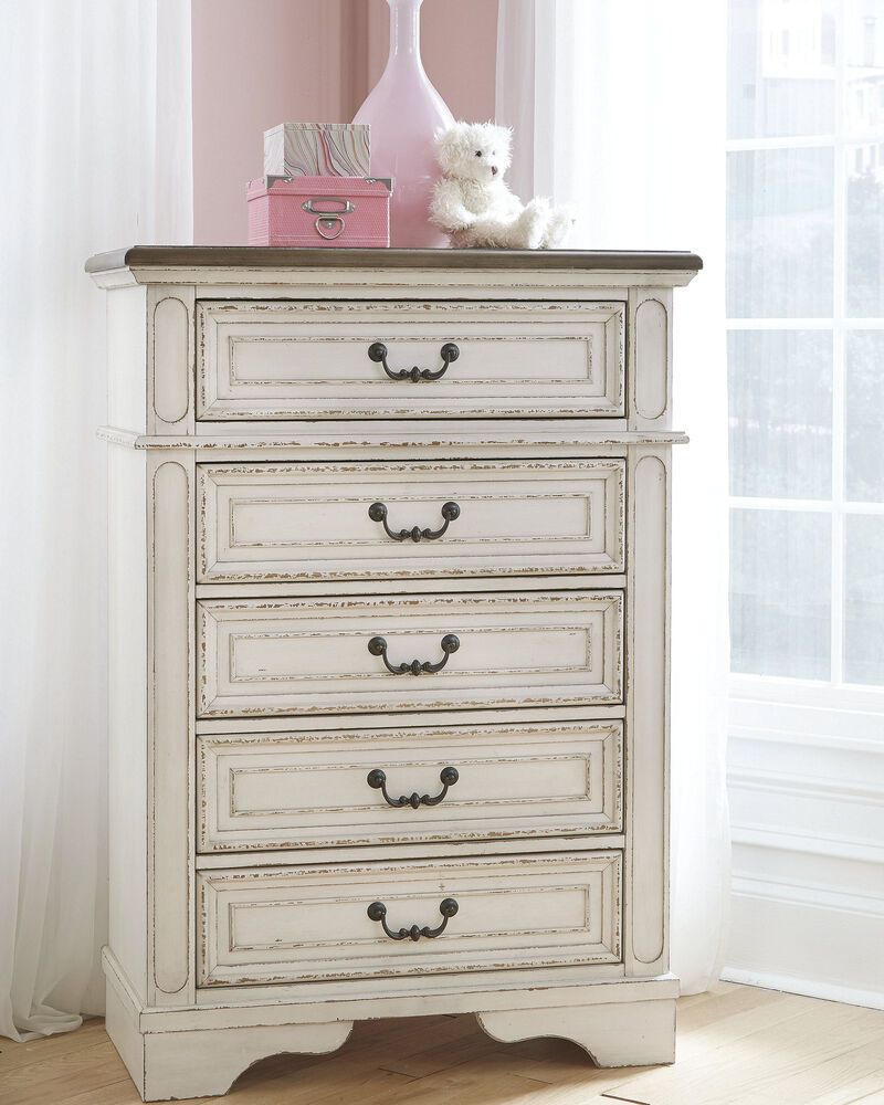 Realyn Chest of Drawers image number 3