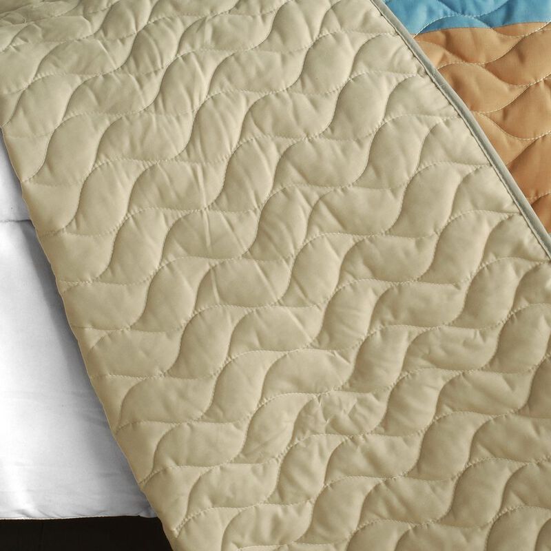 3-Piece Quilted Patchwork Quilt Set Lightweight Cozy Bedding image number 3