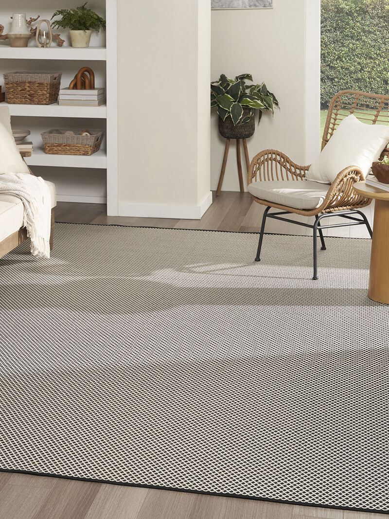 Courtyard COU01 Black/White 10' x 14' Rug