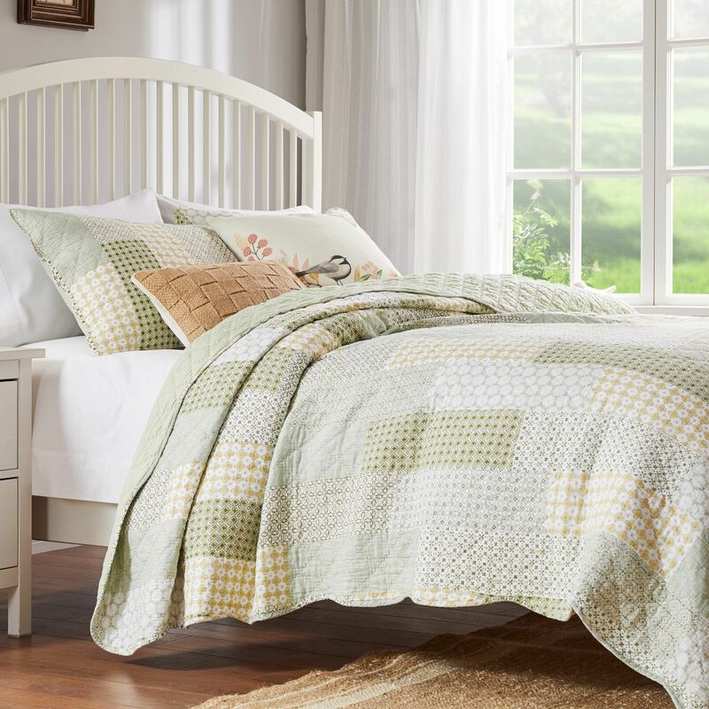 Greenland Home Fashions Barefoot Bungalow Juniper Geometric Patterns and Scalloped Borders Comfort Quilt Set - 3-Piece - Full/Queen 90x90", Sage