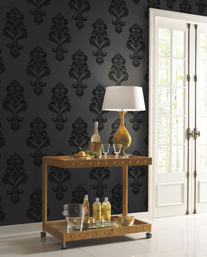 Graphic Damask Black Wallpaper image number 1