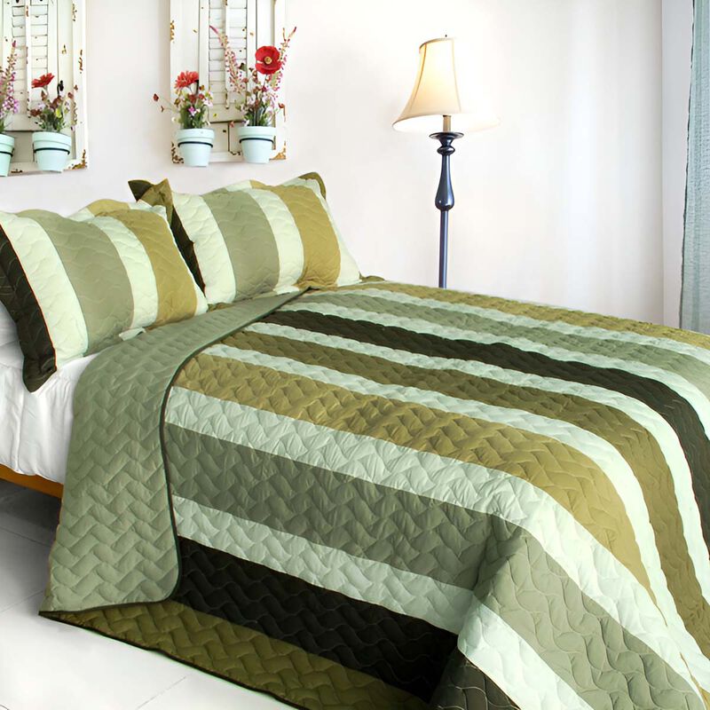 Full Queen Cry Wolf 3 Piece Patchwork Quilt Set with Vermicelli Quilting image number 0