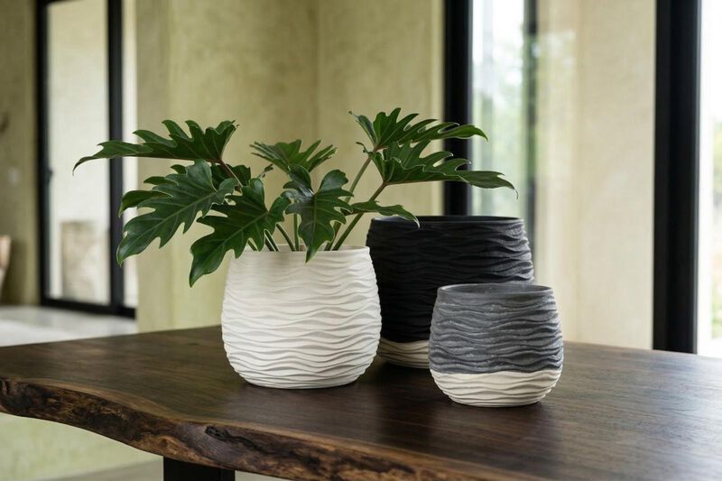 Wavy Medium Vase image number 1