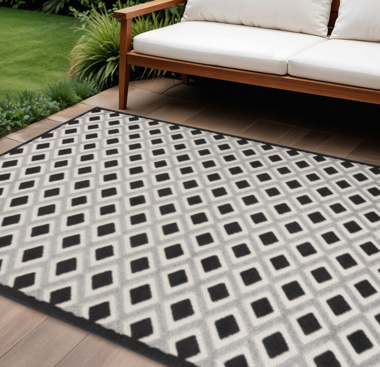 HomeRoots 7' X 10' Black And White Geometric Indoor Outdoor Area Rug