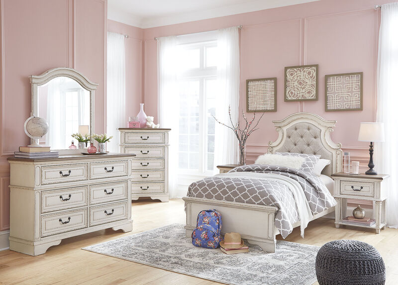 Realyn Chest of Drawers image number 1