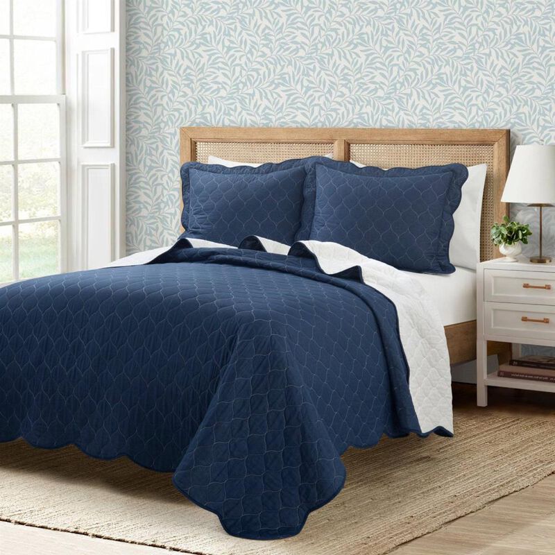 Hivvago White Navy Scalloped Edge Reversible Lightweight Quilt Set