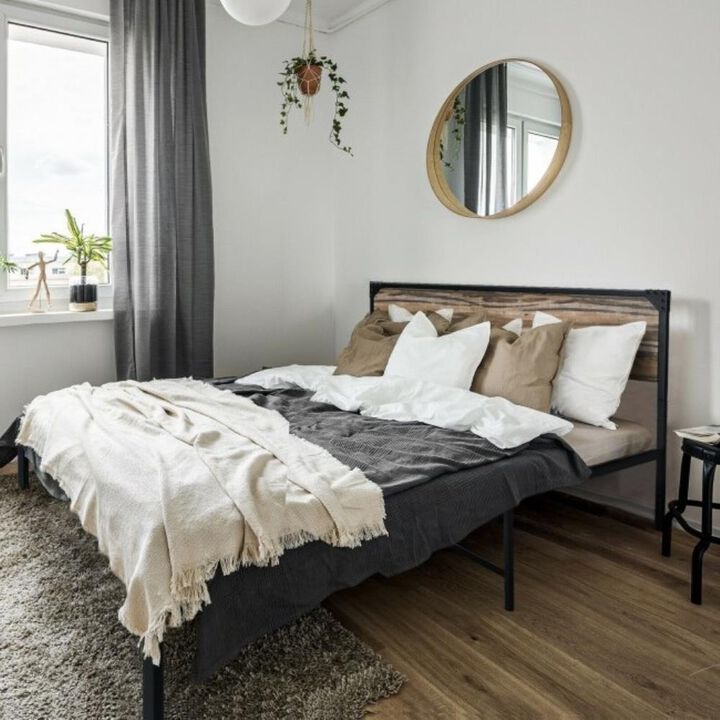 Hivvago Rustic FarmHome Metal Wood Platform Bed Frame in Queen Size