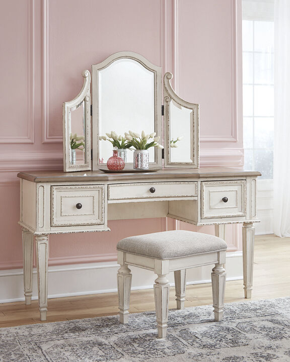 Realyn Vanity Set