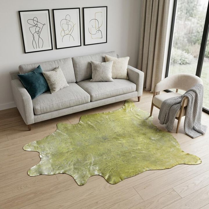 HomeRoots 5' X 7' Silver and Ivory Cowhide Hand Knotted Area Rug