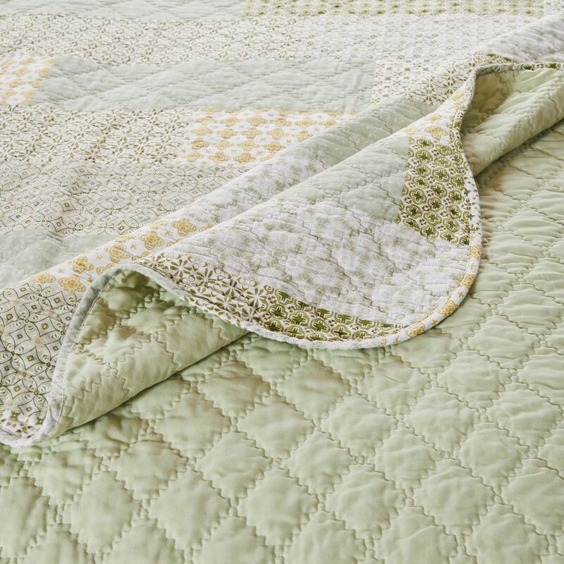 Greenland Home Fashions Barefoot Bungalow Juniper Geometric Patterns and Scalloped Borders Comfort Quilt Set - 3-Piece - Full/Queen 90x90", Sage