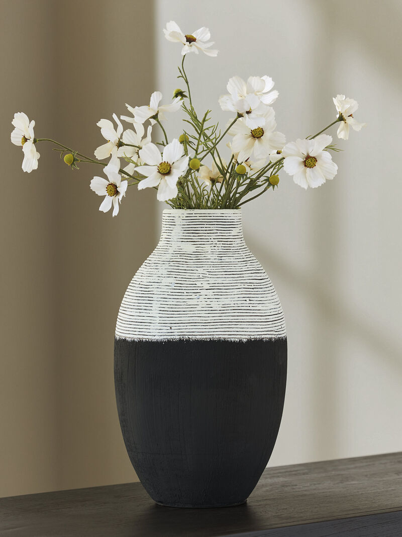 Girtha Vase image number 1