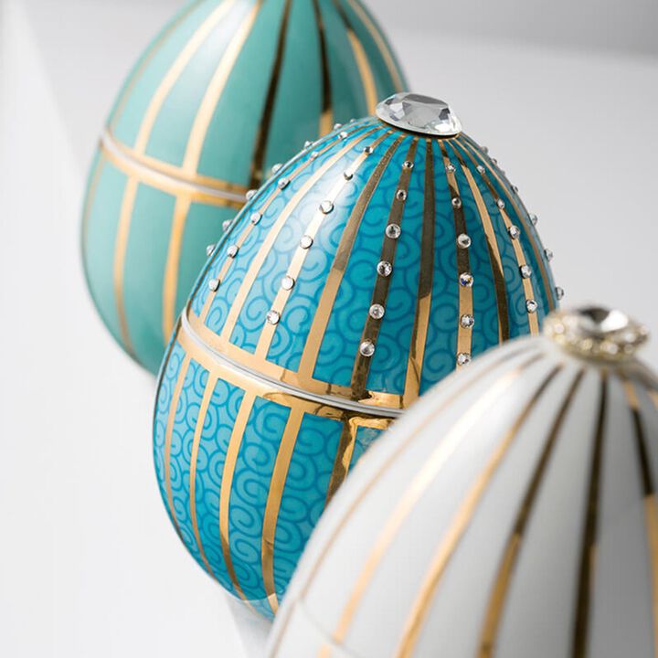 Candle in Ceramic Egg BOIS DE ROUSSIE 7 oz Harlequin Blue 5.12 diam. x 6.5 in