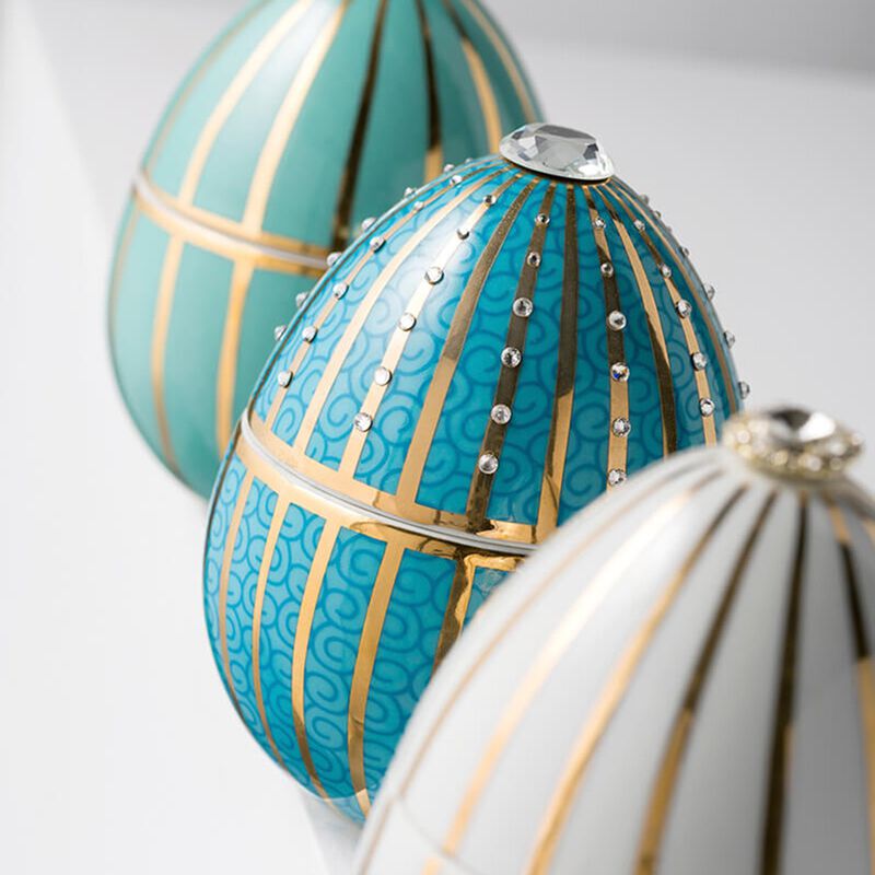 Candle in Ceramic Egg BOIS DE ROUSSIE 7 oz Harlequin Blue 5.12 diam. x 6.5 in image number 1