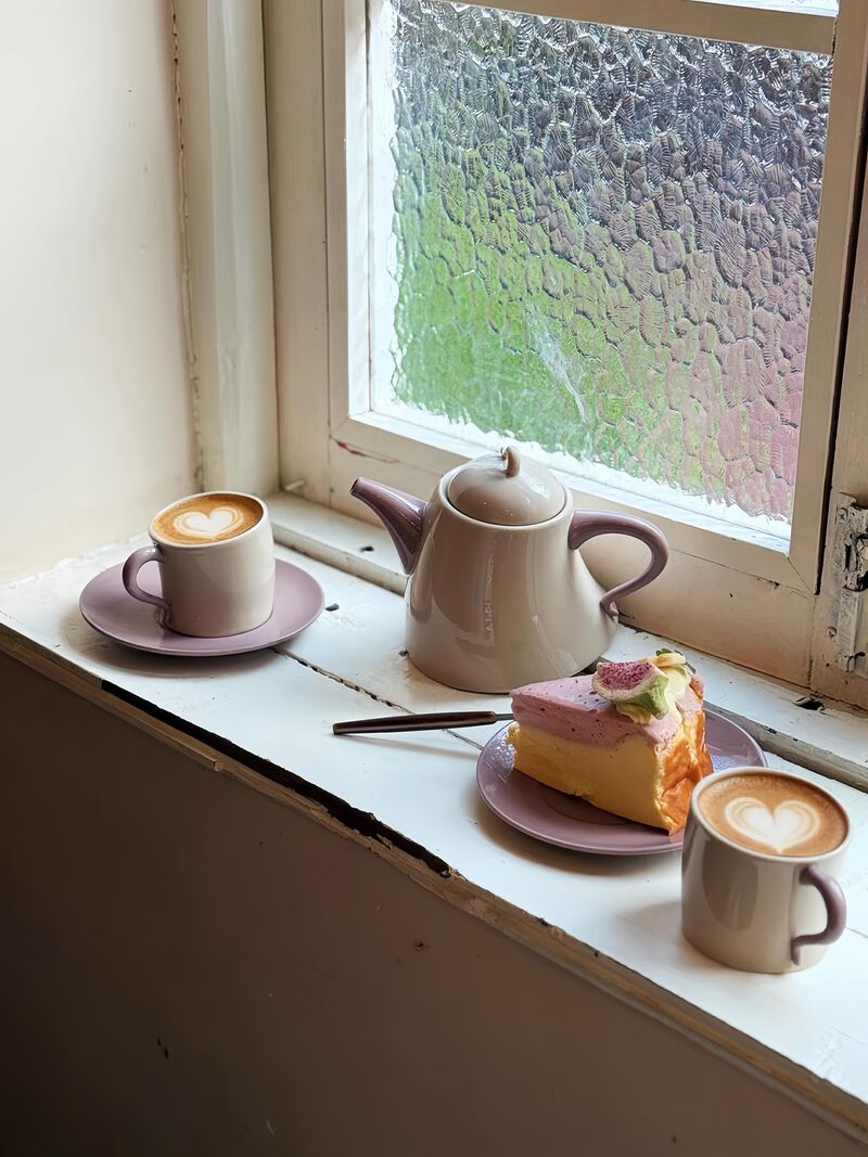 Postmodern Wiggle Ceramic Tea Set of 5 with 1 Teapot 2 Mugs & 2 Saucers image number 6