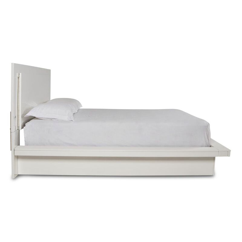New Classic Furniture Furniture Sapphire 5/0 Solid Wood Queen Bed in White