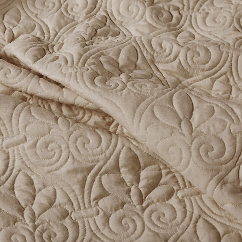 Gracie Mills Sandy 3 Piece Split Corner Classic Pleated Quilted Bedspread Set