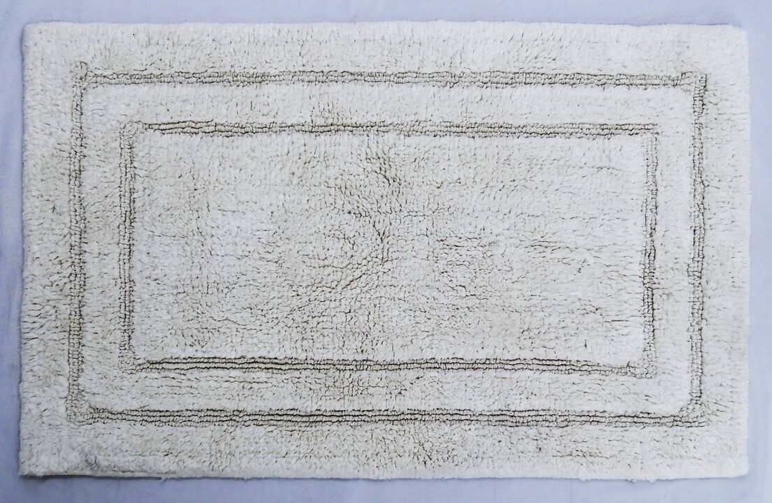 Ivory Tuffted Bathroom Rug 20"x32"