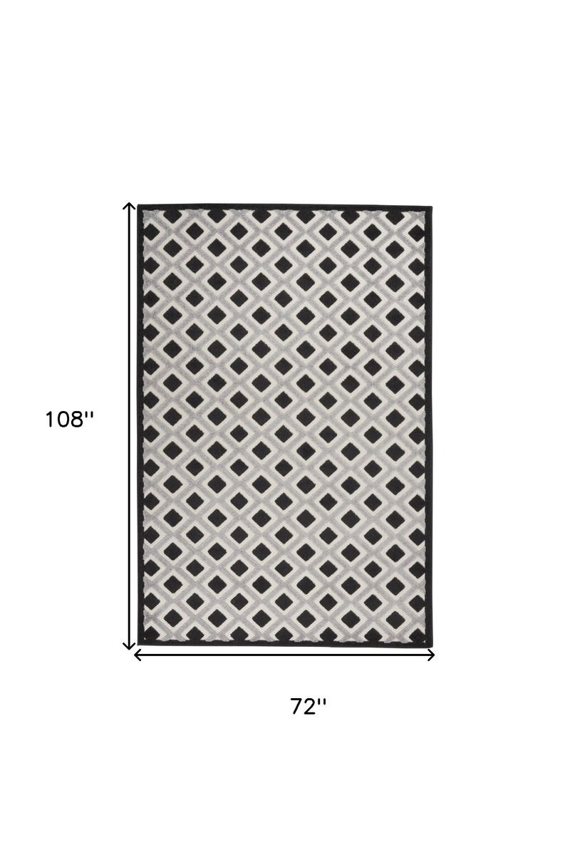HomeRoots 6' X 9' Black And White Geometric Indoor Outdoor Area Rug image number 5