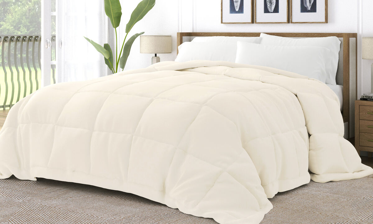 Essential Soft Lightweight Down-Alternative Comforter