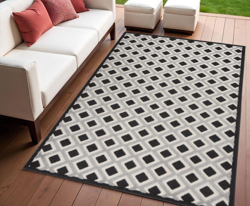 HomeRoots 4' X 6' Black And White Geometric Indoor Outdoor Area Rug