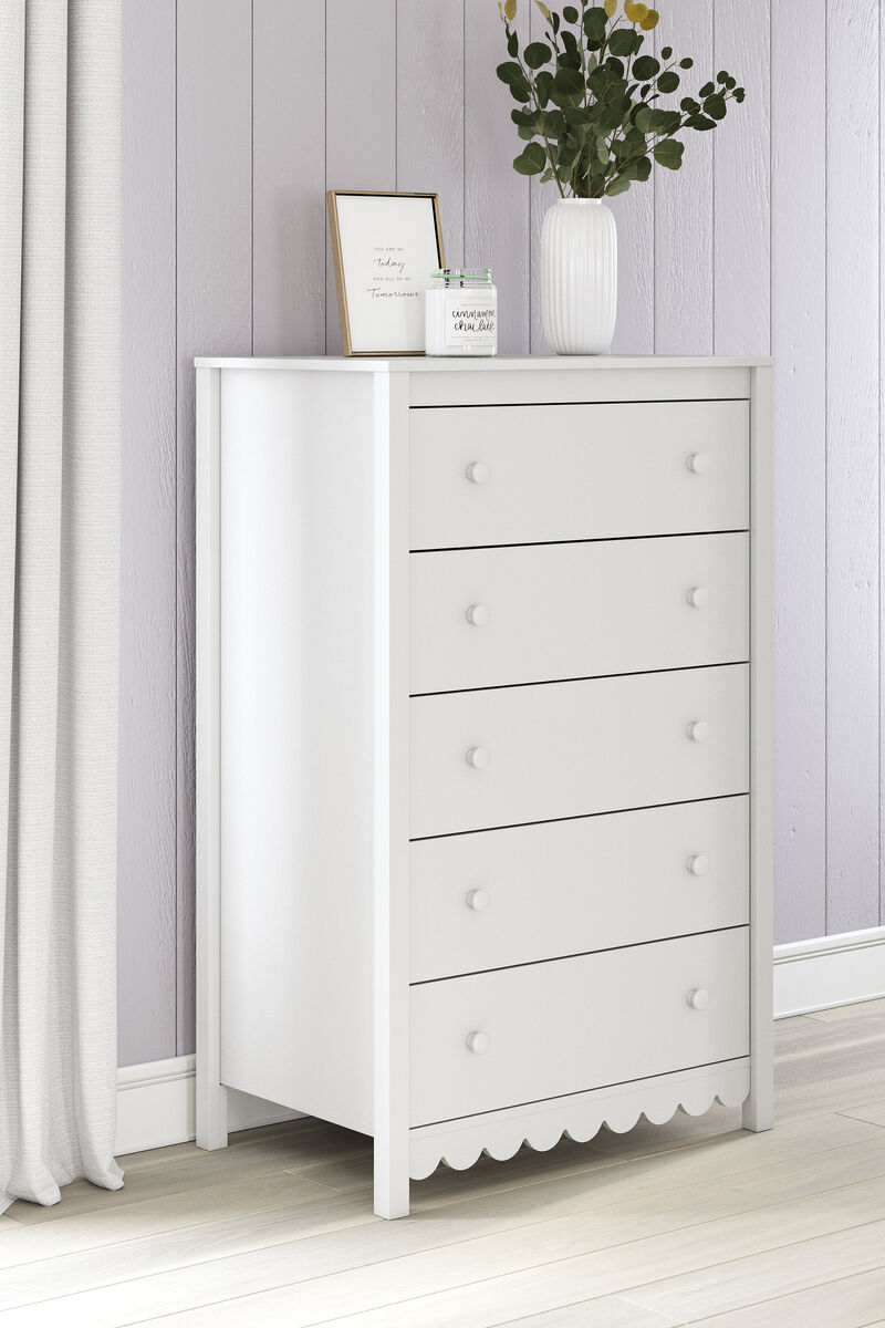 Hallityn Chest of Drawers image number 1