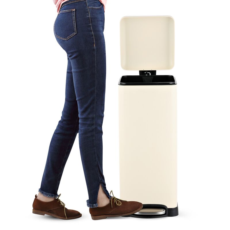 Betty Retro 8-Gallon Step-Open Trash Can