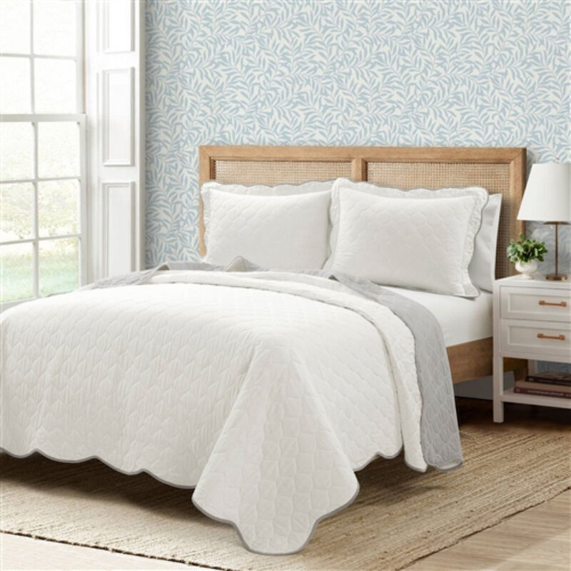 Scalloped Edge Reversible Thin Light Quilt Set for Cozy Bedding and Bedroom Decor