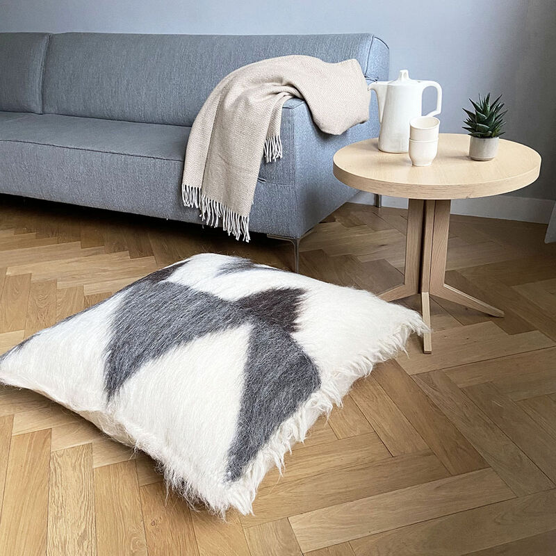 Floor cushion 100%wool zigzag image number 1