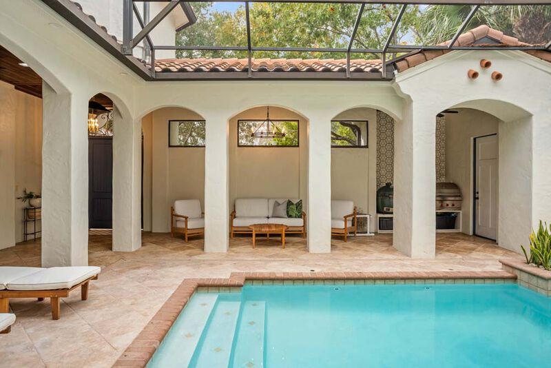 Sutton Exterior Chandelier image number 4