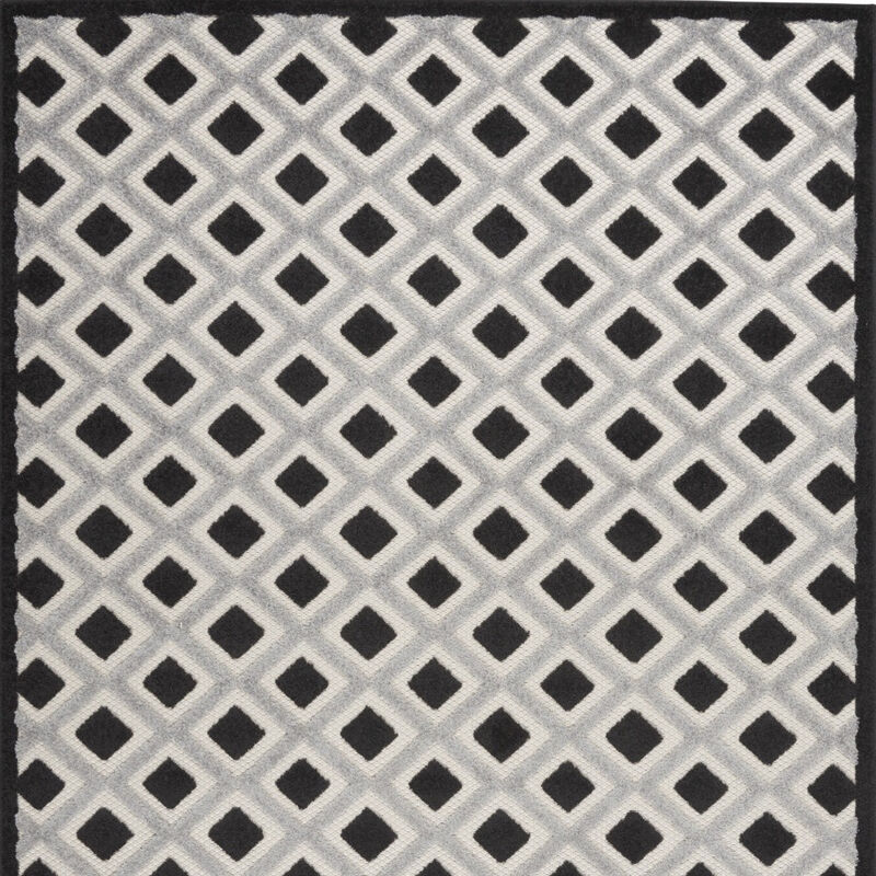 HomeRoots 4' X 6' Black And White Geometric Indoor Outdoor Area Rug image number 2